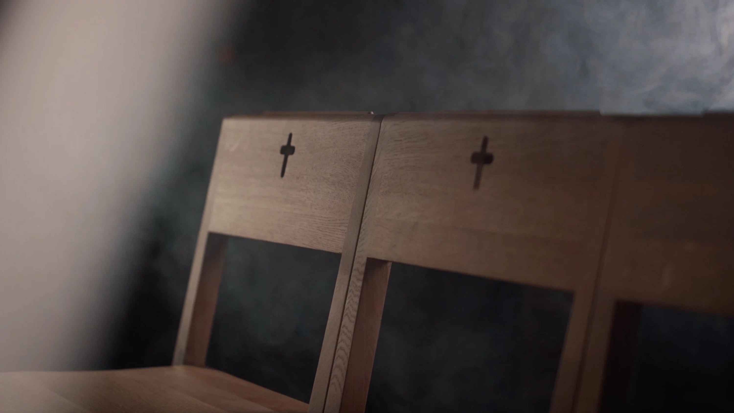 high-quality processing of ZOE church chairs made of solid wood guarantees the durability of the structure.
